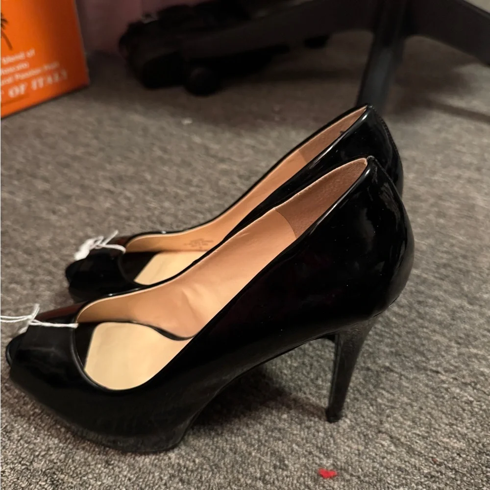 Guess - Picture 2 of 6